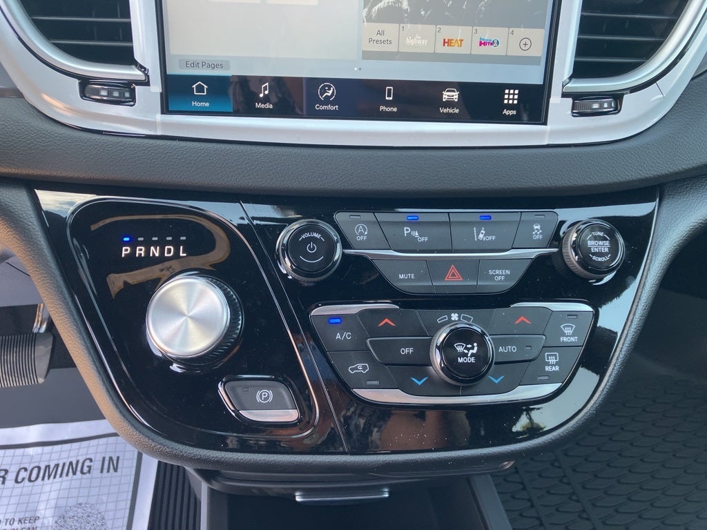 2025 Chrysler Voyager LX