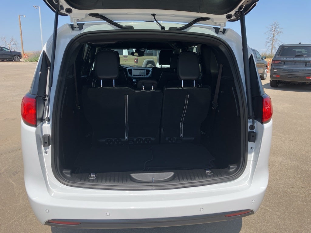 2025 Chrysler Voyager LX