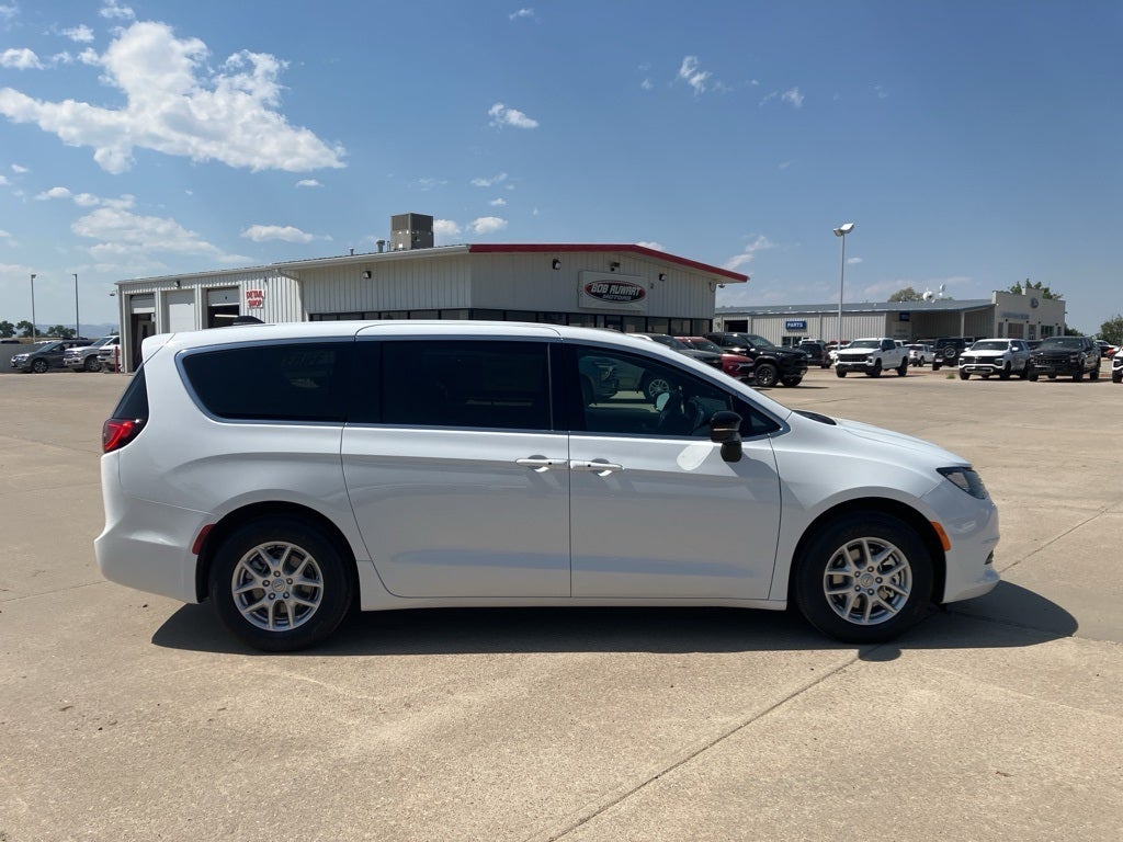 2025 Chrysler Voyager LX