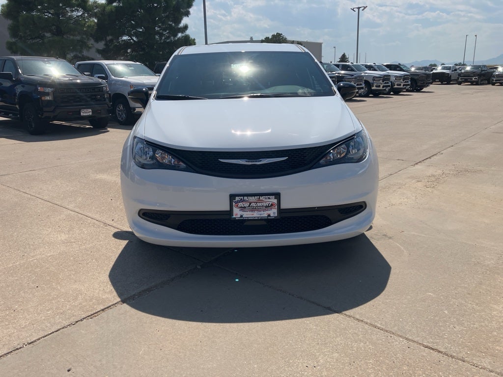 2025 Chrysler Voyager LX