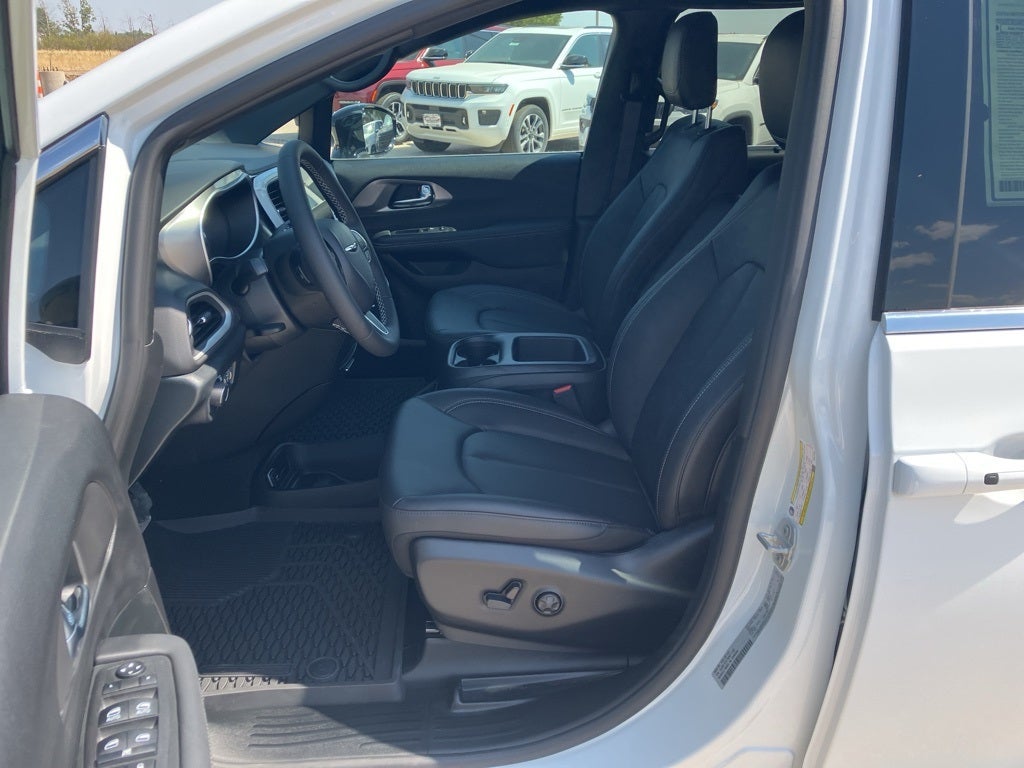 2025 Chrysler Voyager LX