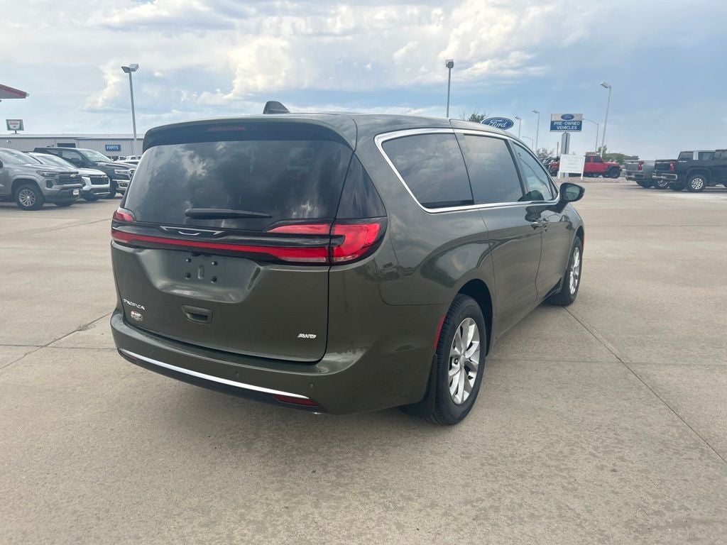 2027 Chrysler Pacifica Select