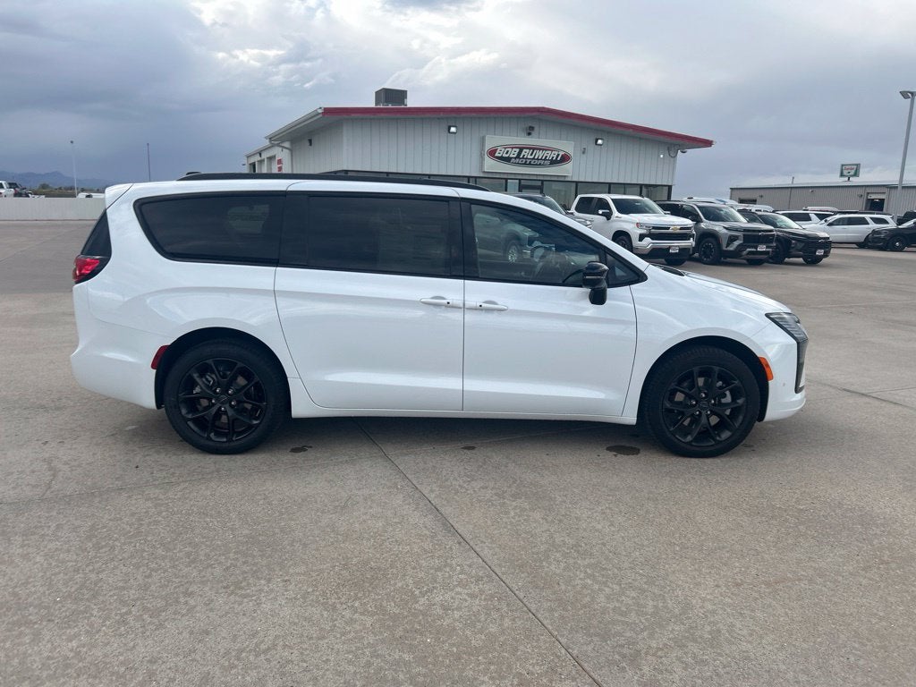 2027 Chrysler Pacifica Limited